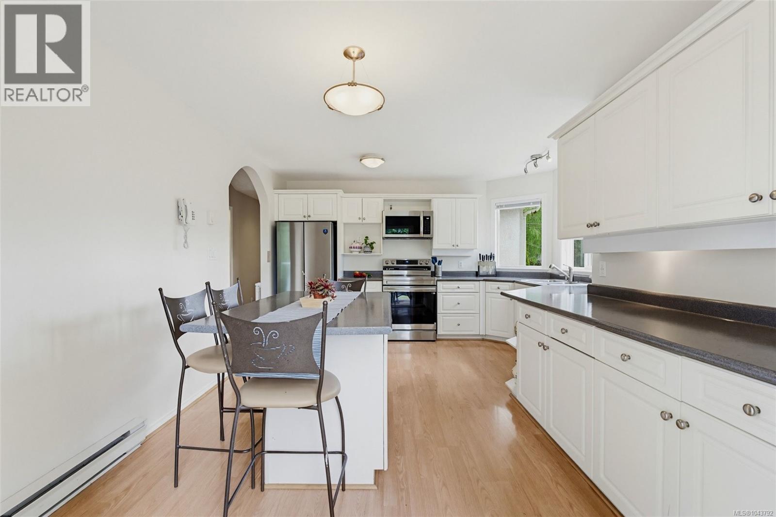 840 Tillicum Rd - 10