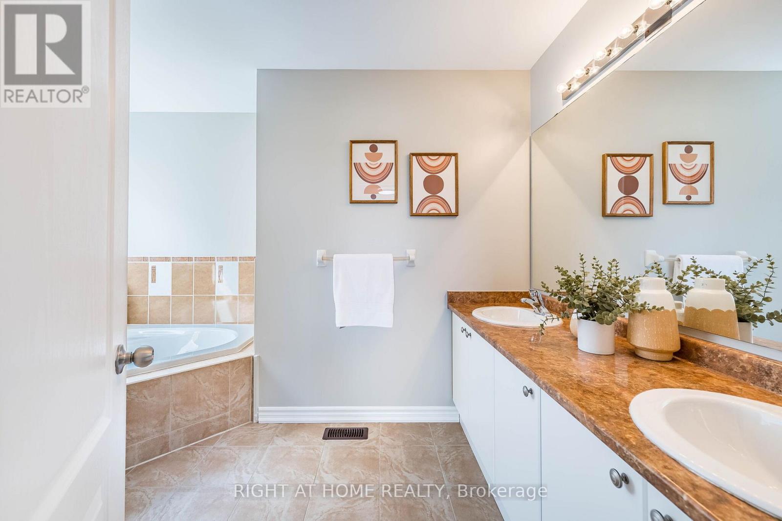 940 O'REILLY CRESCENT - 26