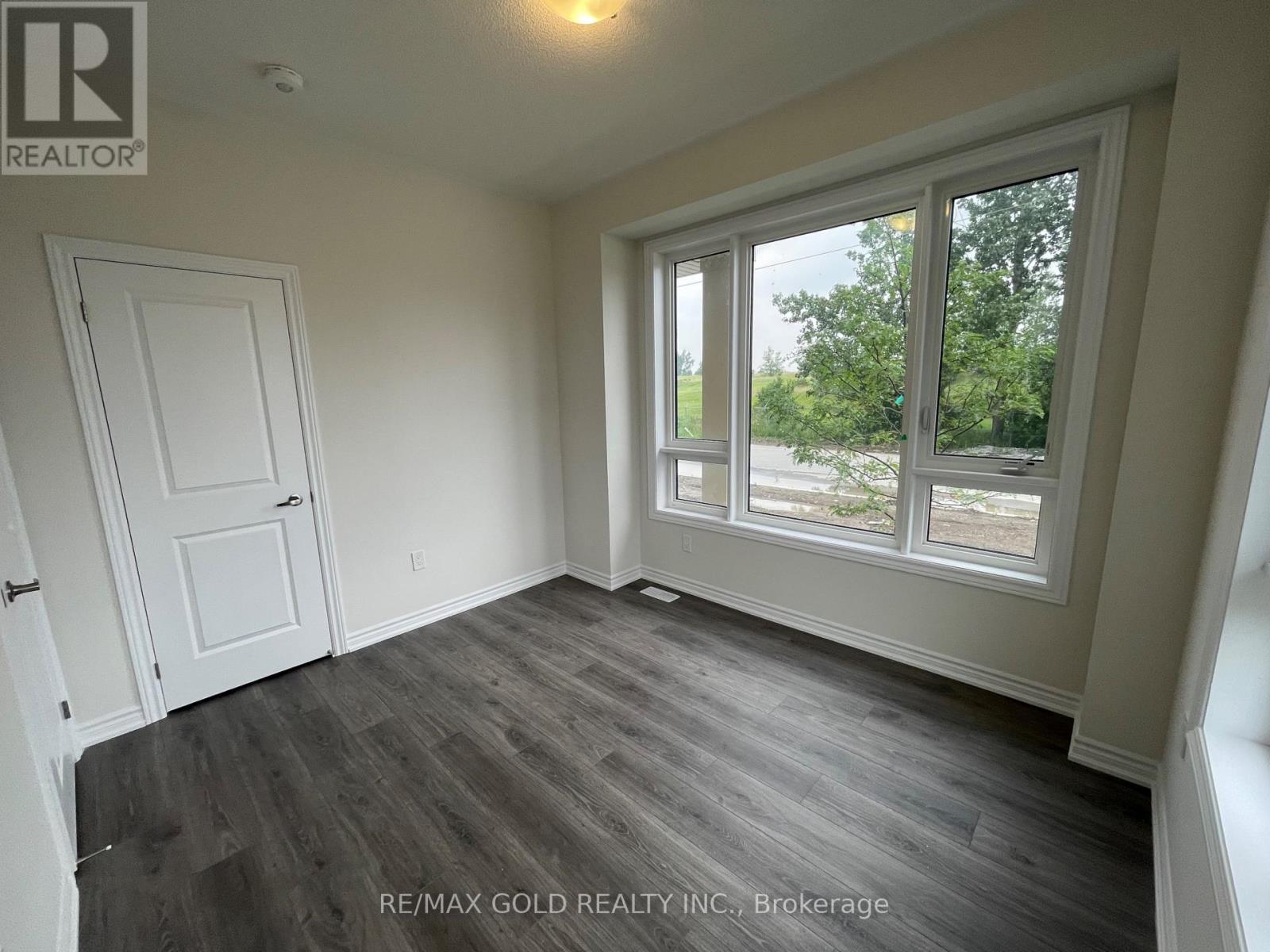 275 LINDSAY STREET N - 33