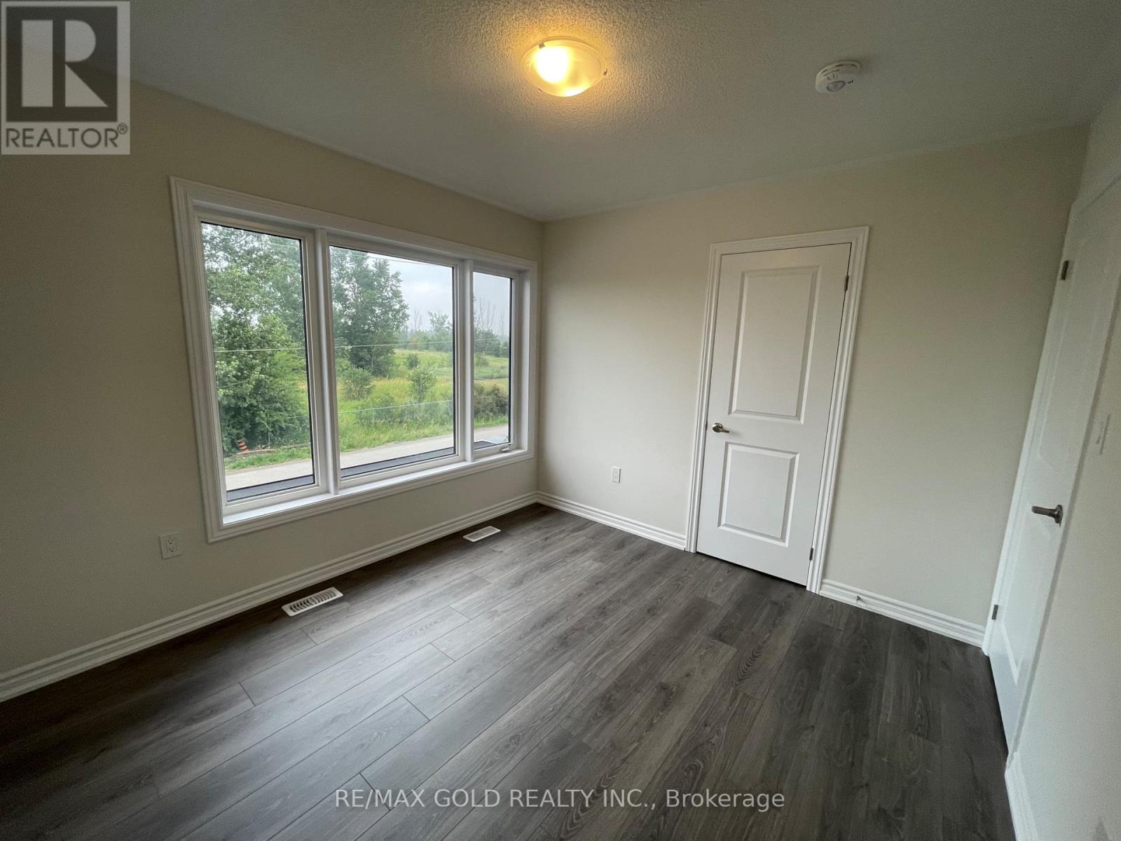 275 LINDSAY STREET N - 19