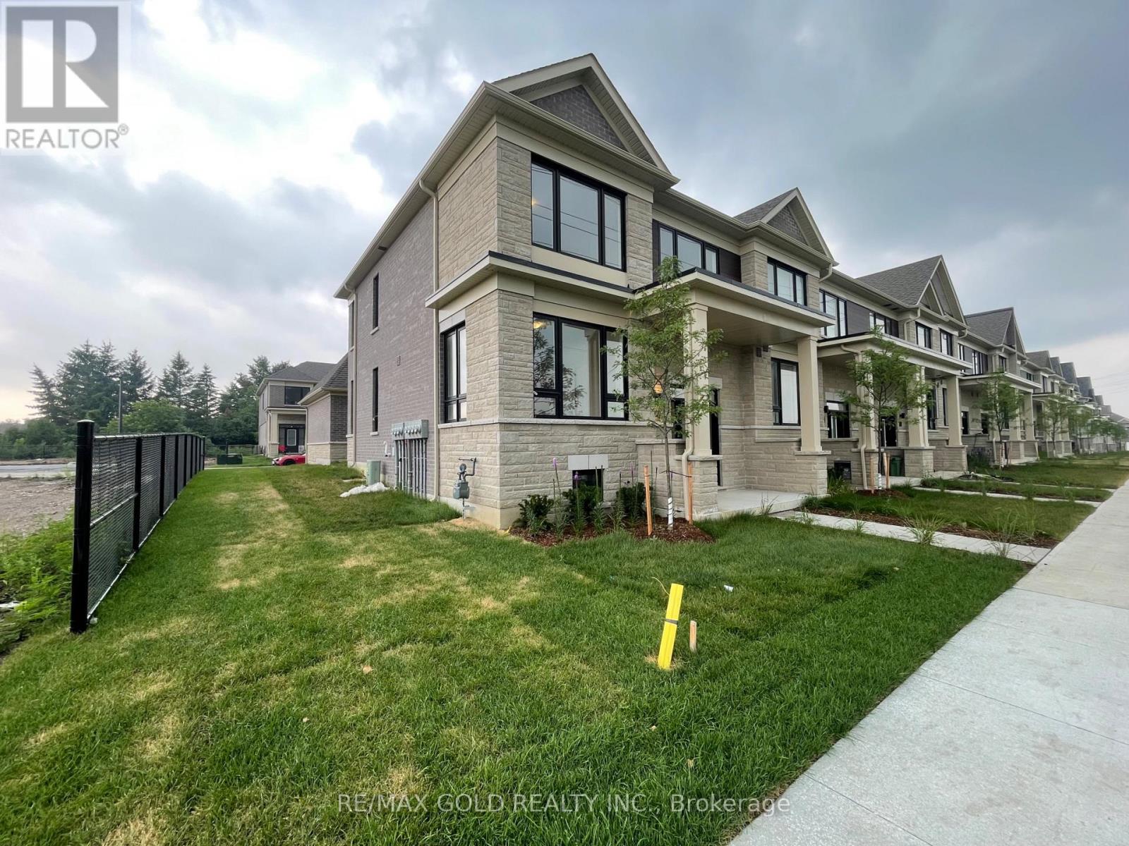 275 LINDSAY STREET N - 3