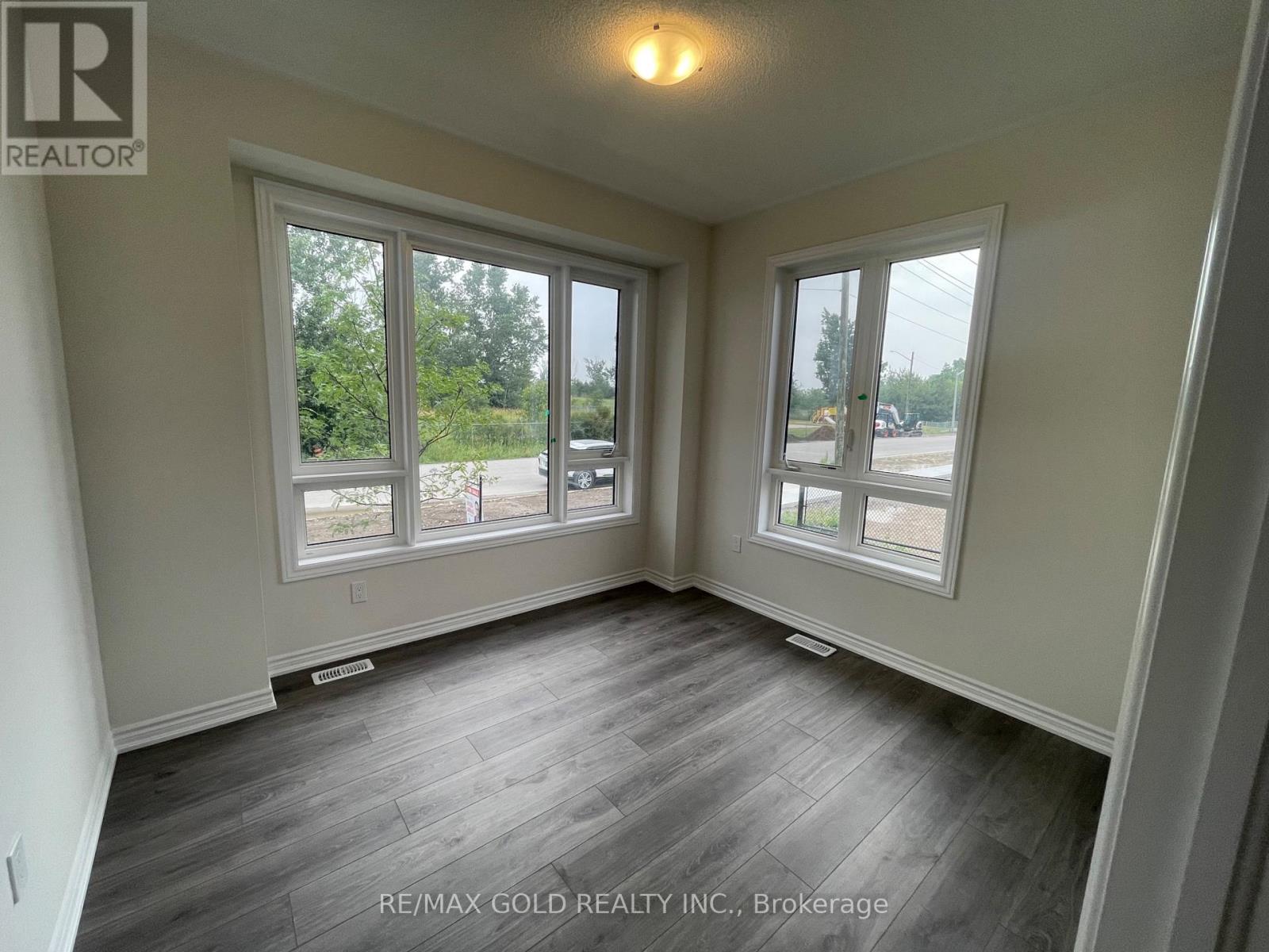 275 LINDSAY STREET N - 31