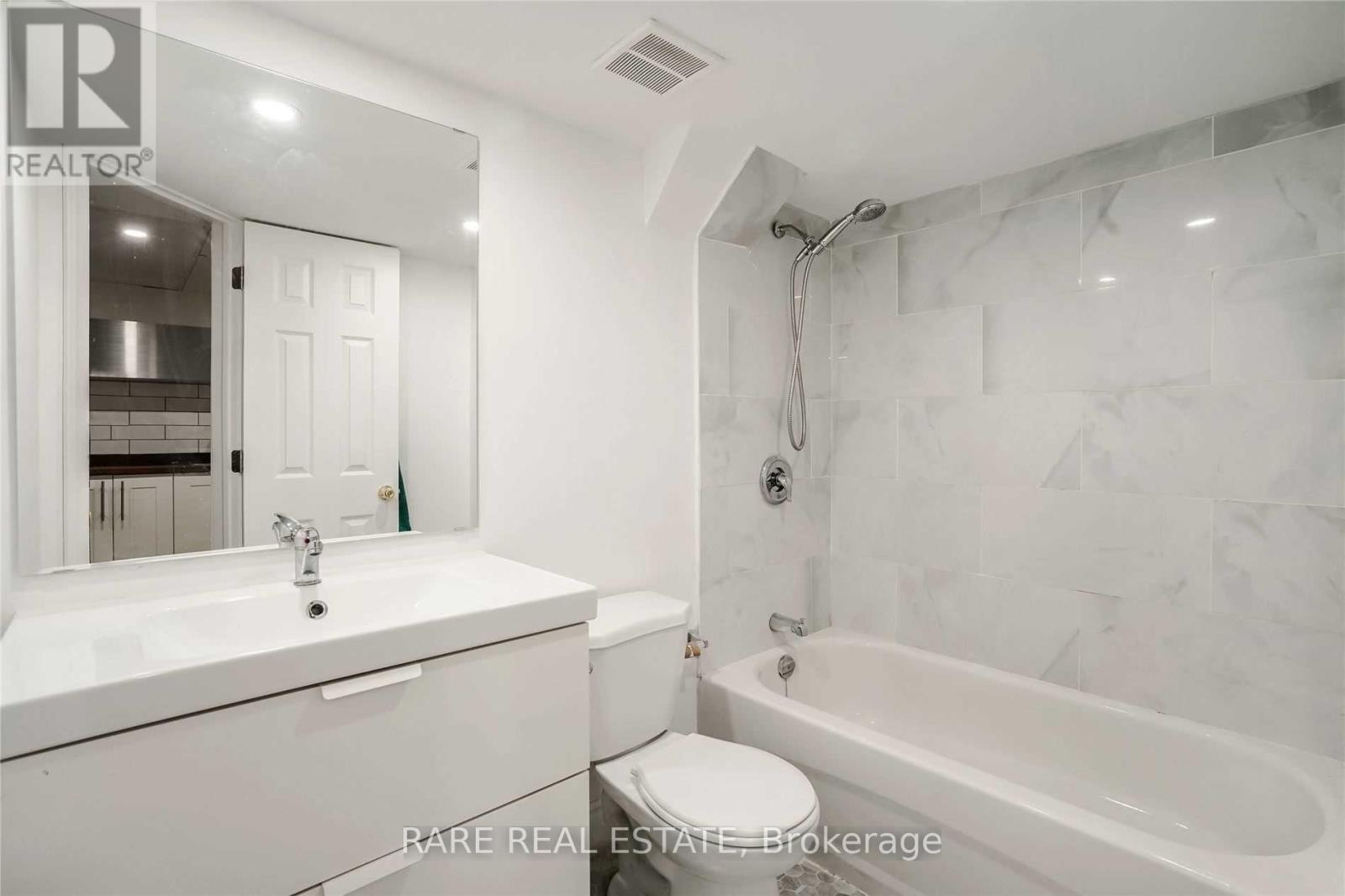 Clean modern 4-piece bathroom.