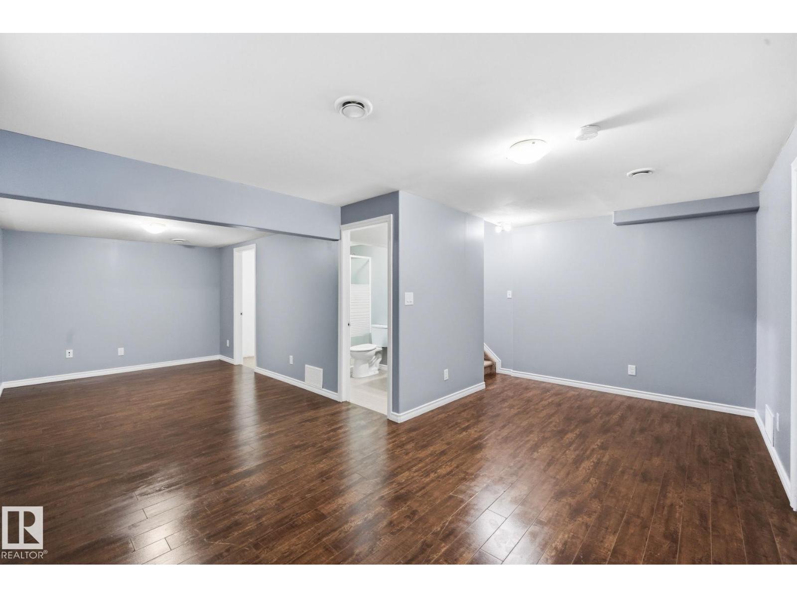 7043 22 AV SW - Image 31