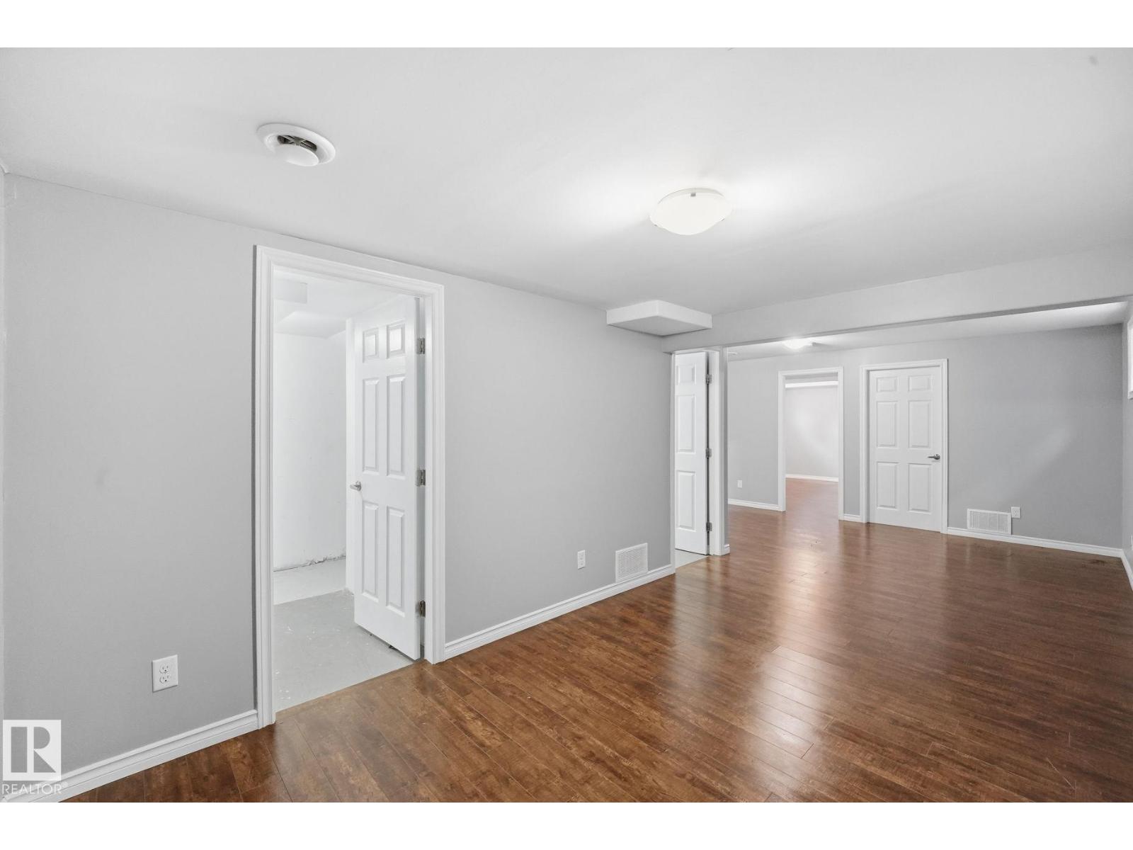 7043 22 AV SW - Image 32