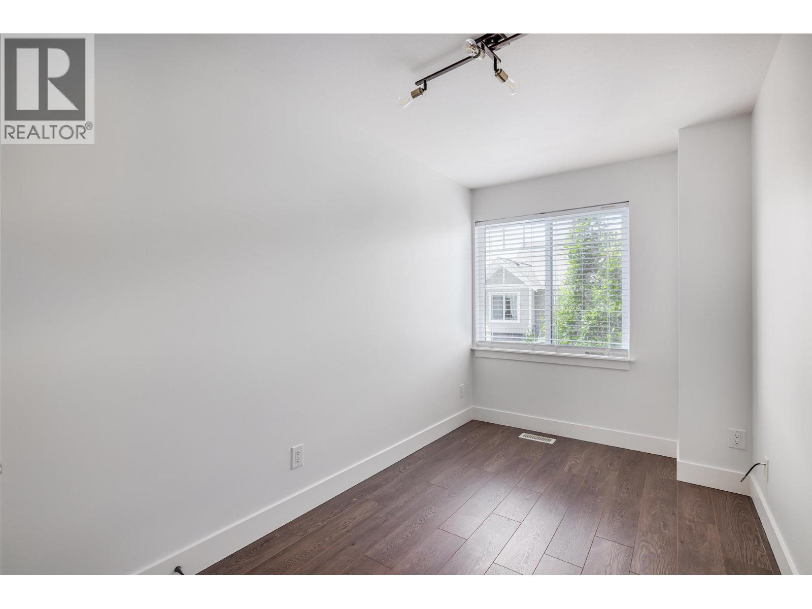 #54 600 Sherwood Road - 17