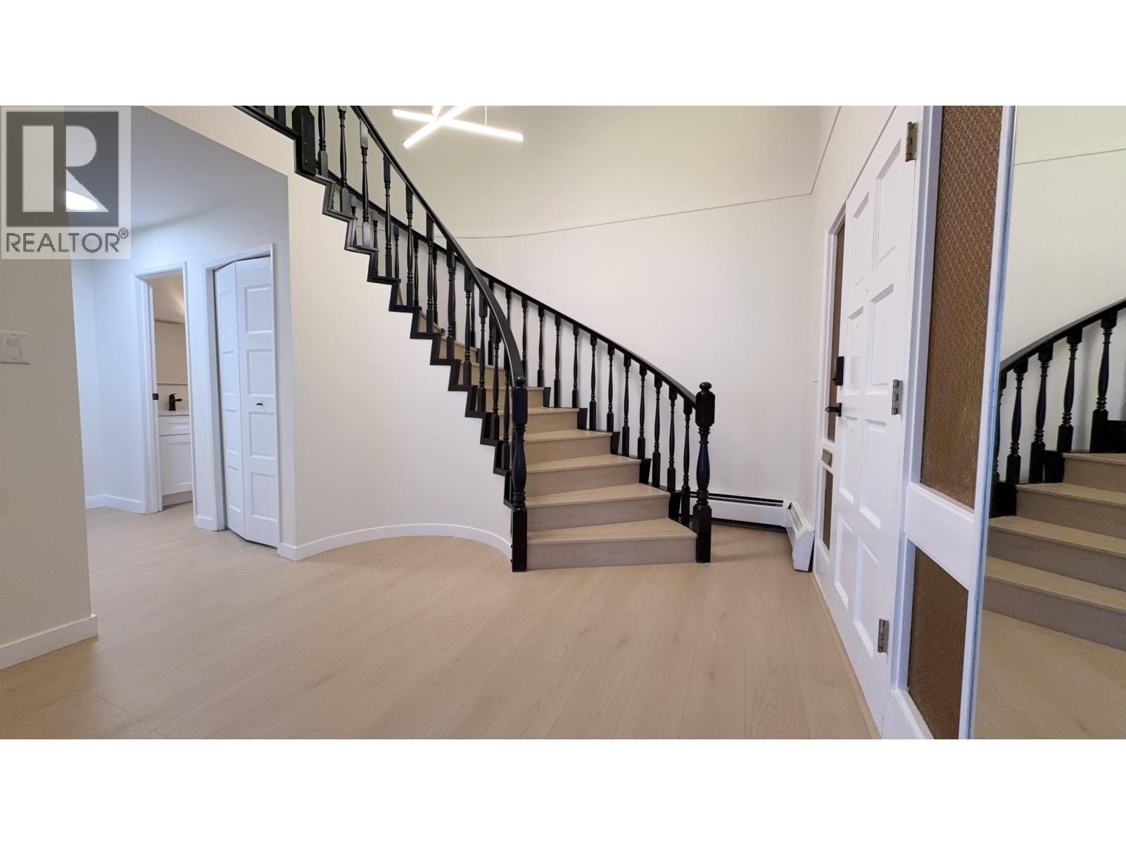 8711 CULLEN CRESCENT — photo 2