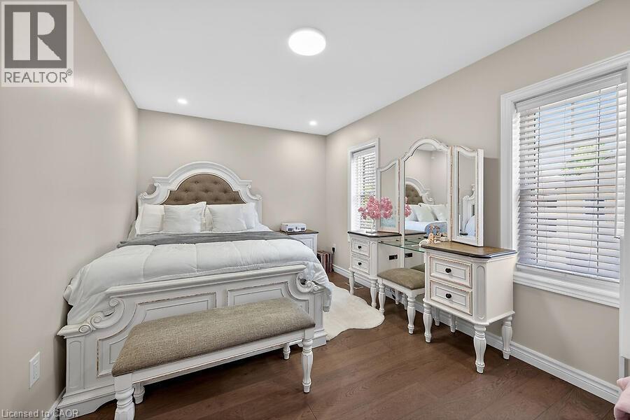 109 RAY Street N - 32