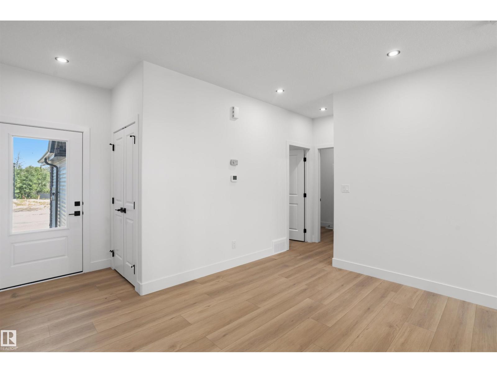 819 158 AV NE - 3