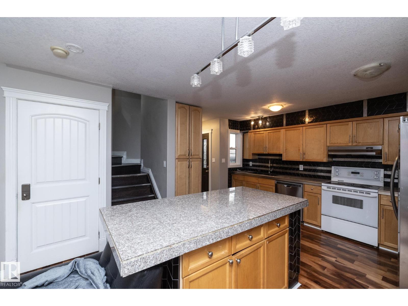11915 77 ST NW - 18