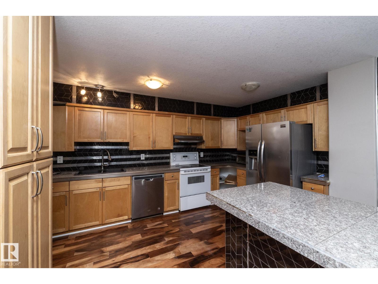 11915 77 ST NW - 19