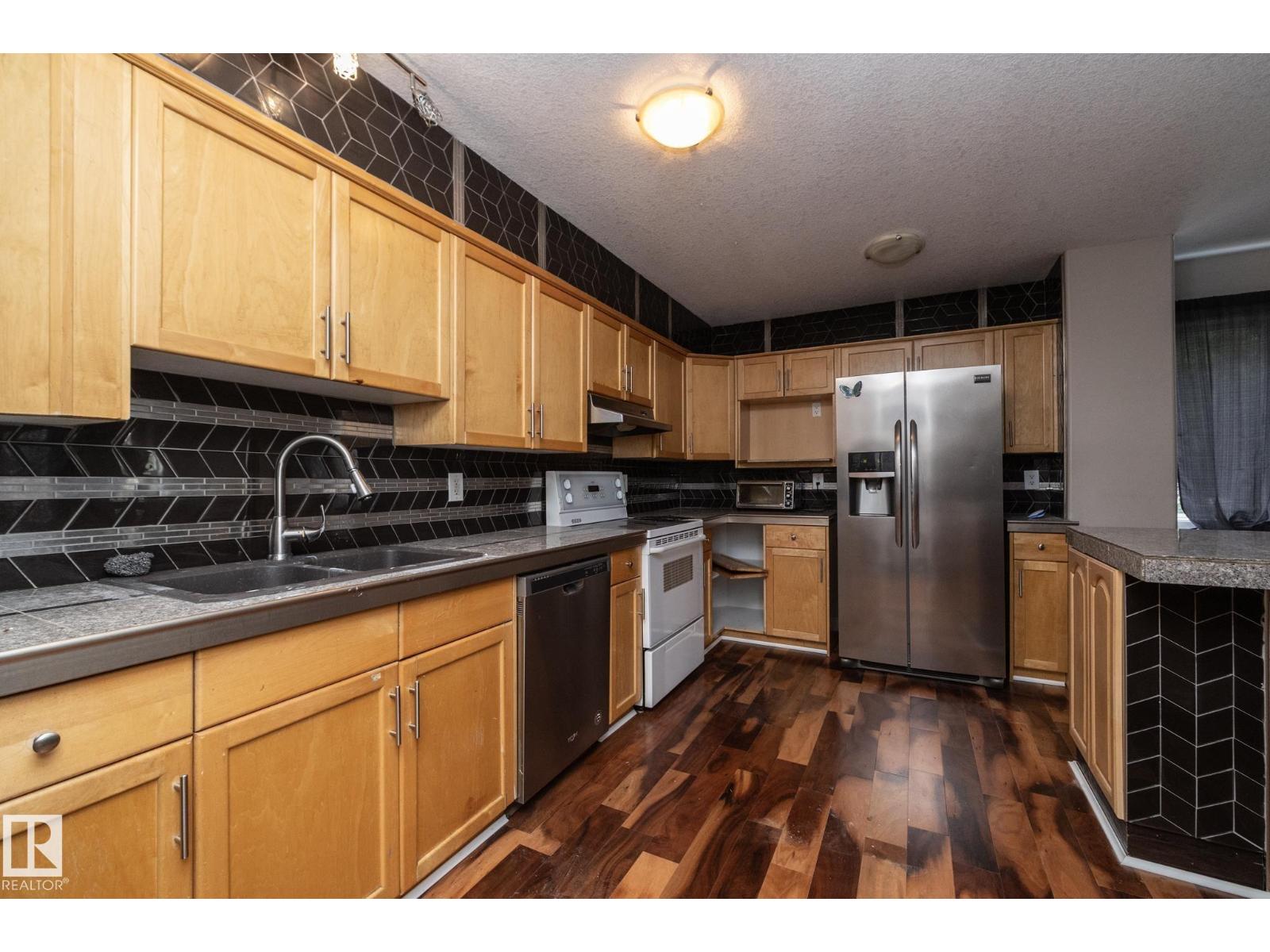 11915 77 ST NW - 23