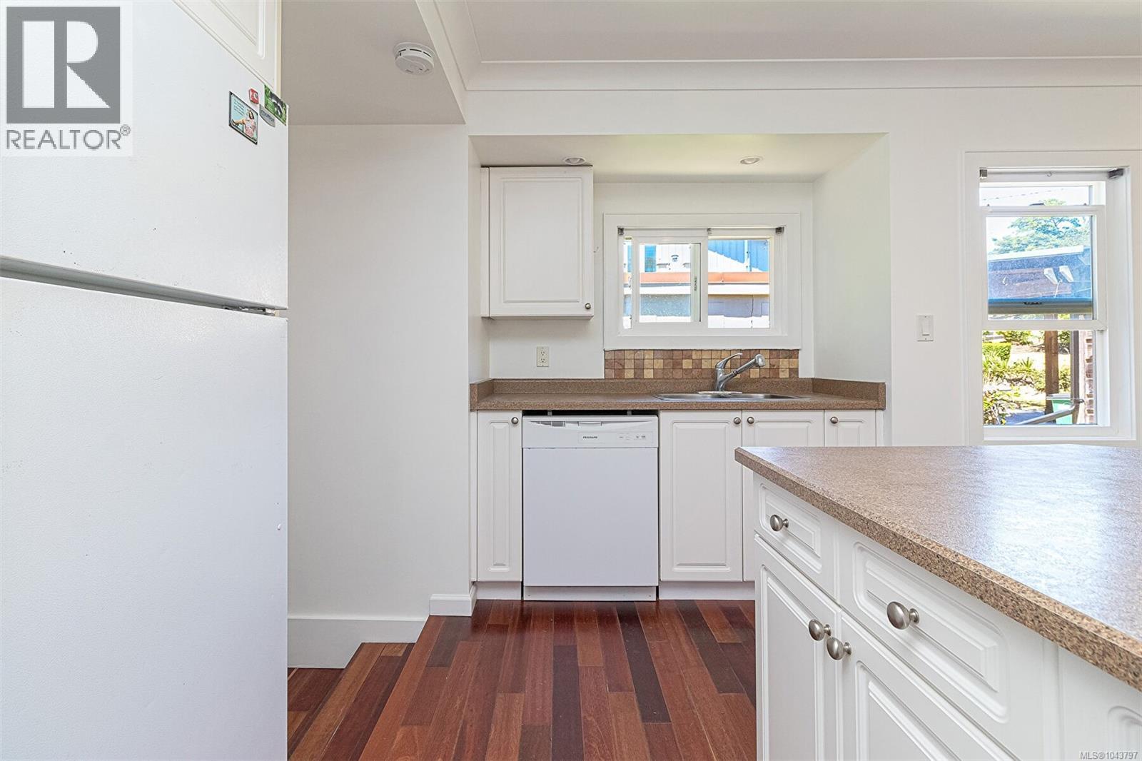 881 Leslie Dr - 11