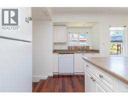 Living room - 881 Leslie Dr, Saanich, BC V8X2Y3 Photo 11