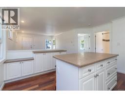 881 Leslie Dr, Saanich, BC V8X2Y3 Photo 13