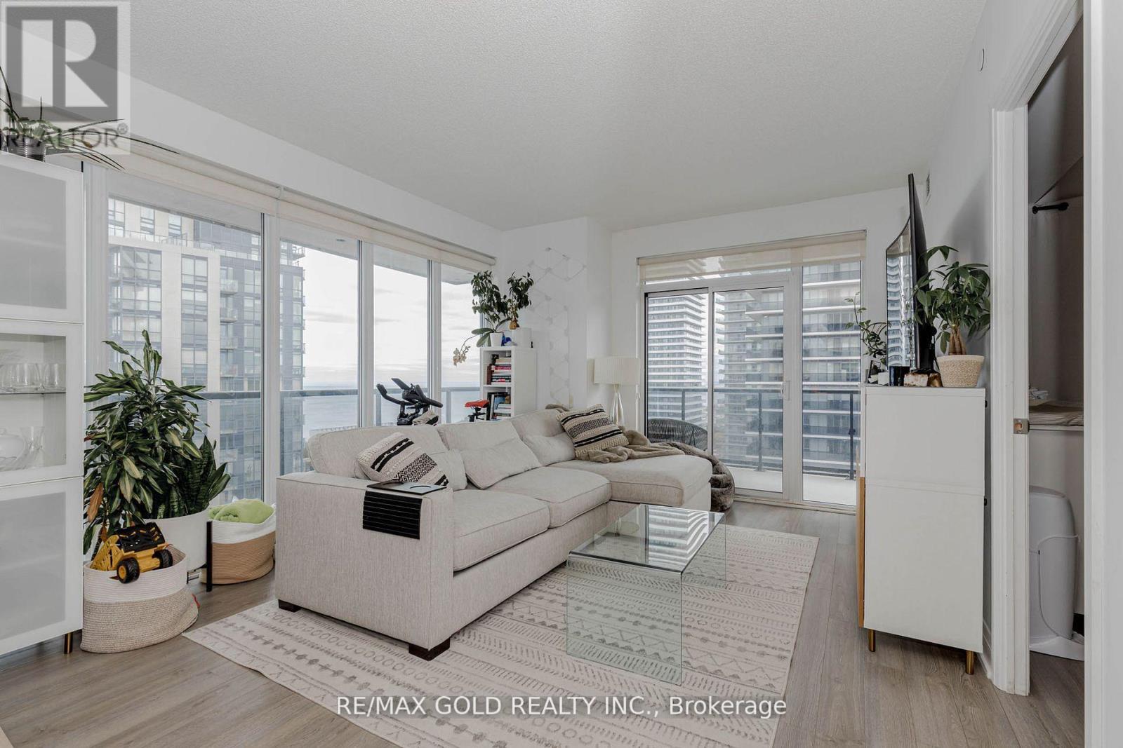 #2203 56 ANNIE CRAIG DRIVE - 18