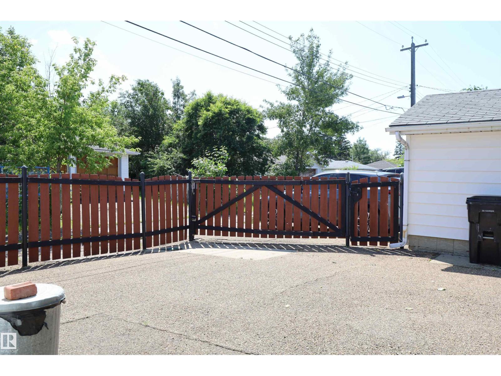 10715 132 AV NW - 25
