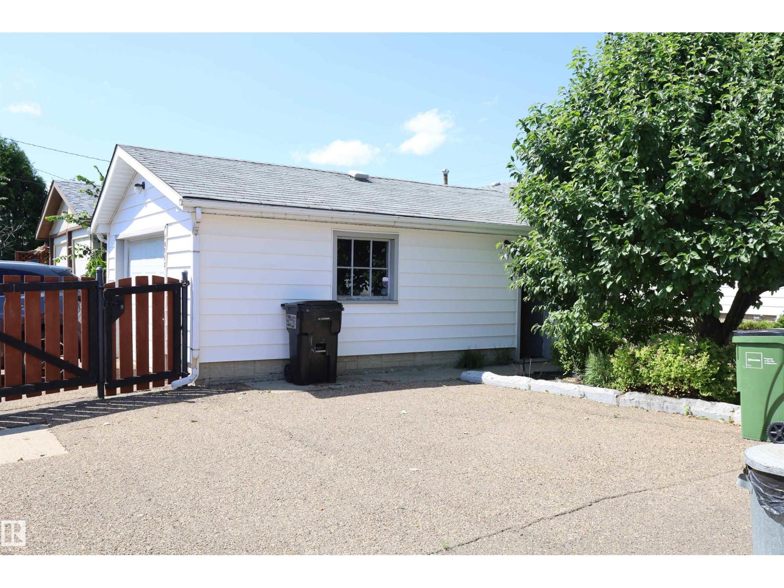 10715 132 AV NW - 21