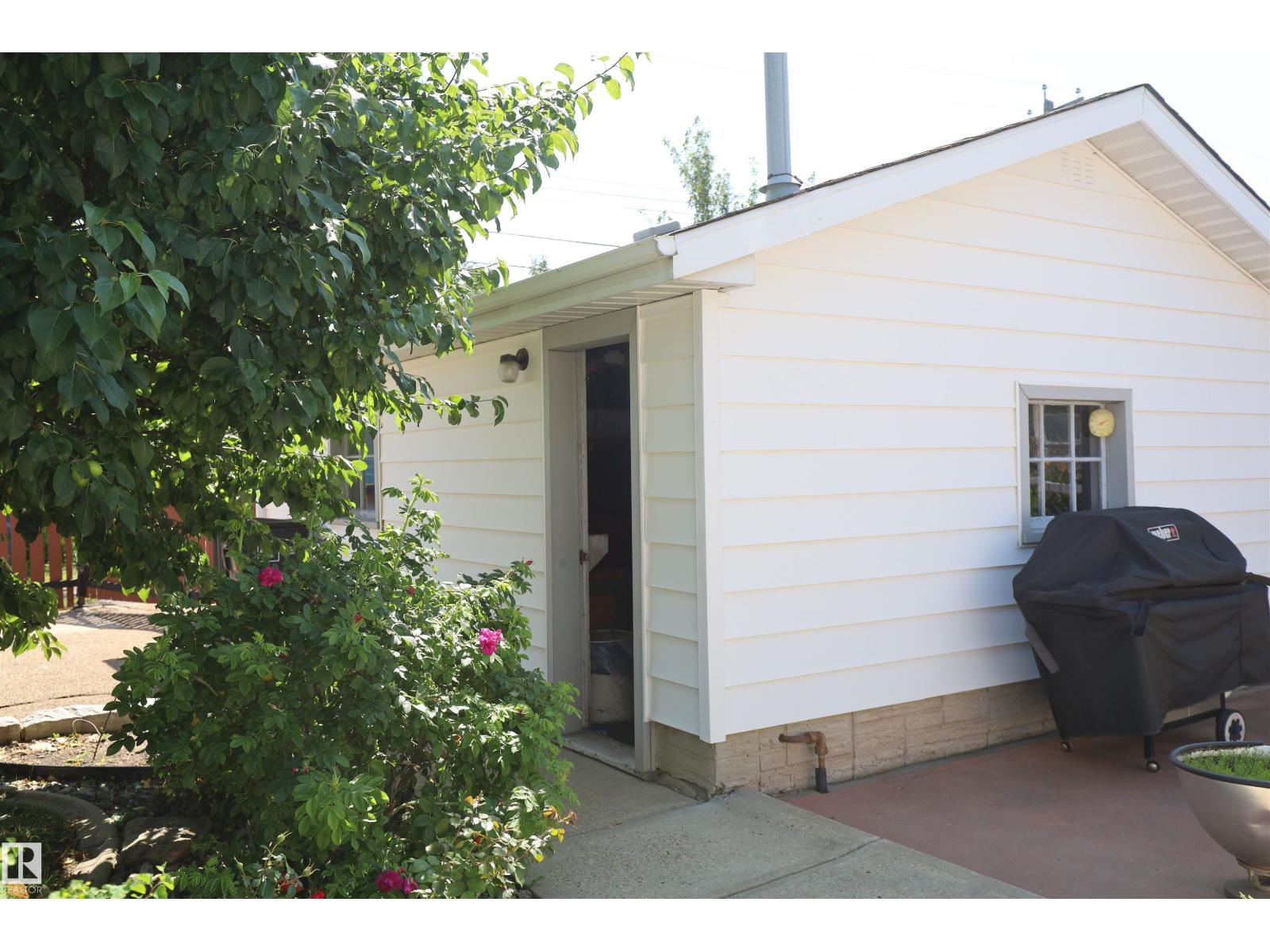 10715 132 AV NW - 23