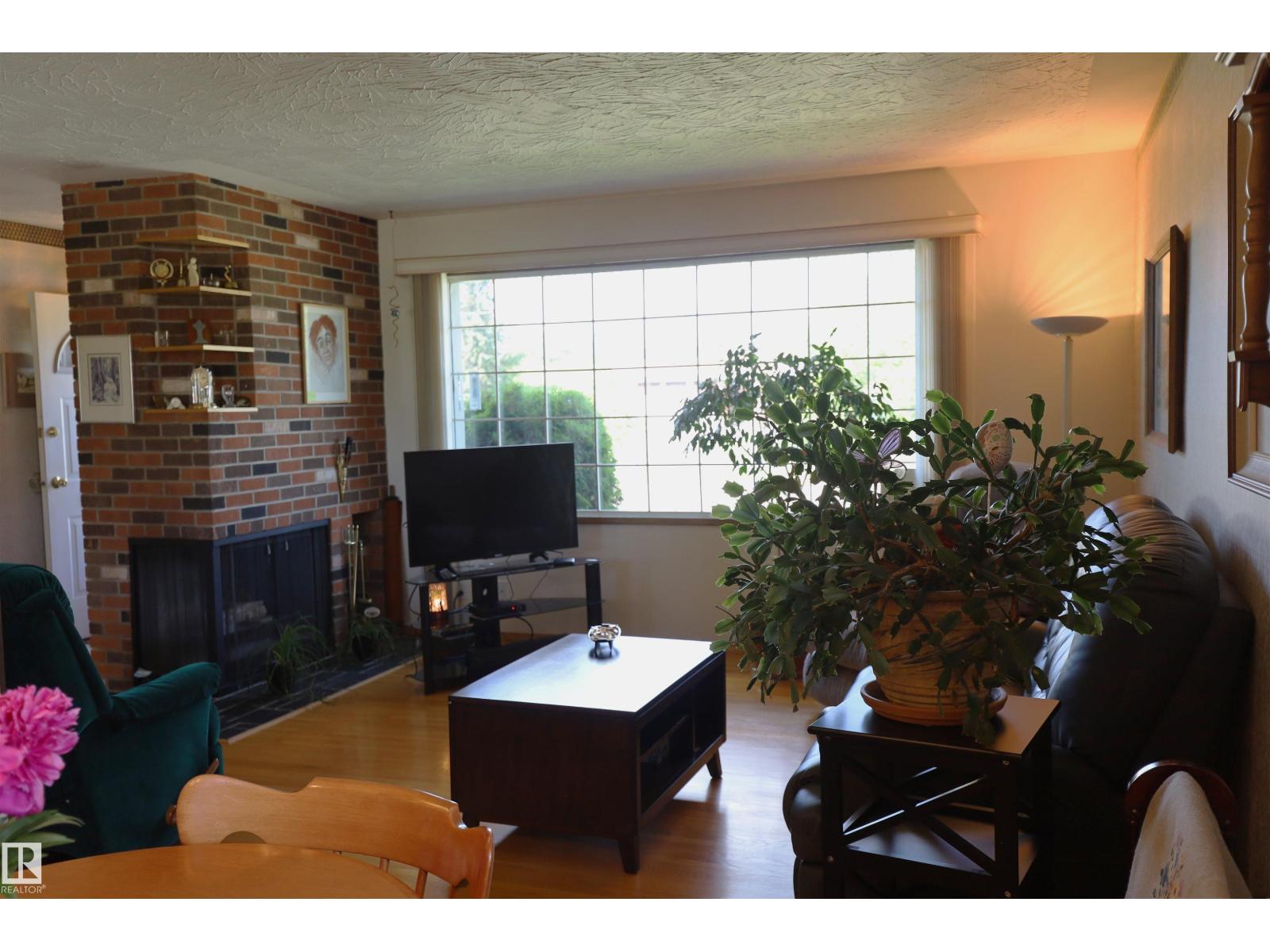 10715 132 AV NW - 35