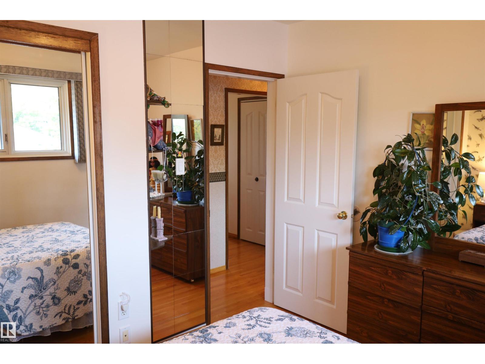 10715 132 AV NW - 52