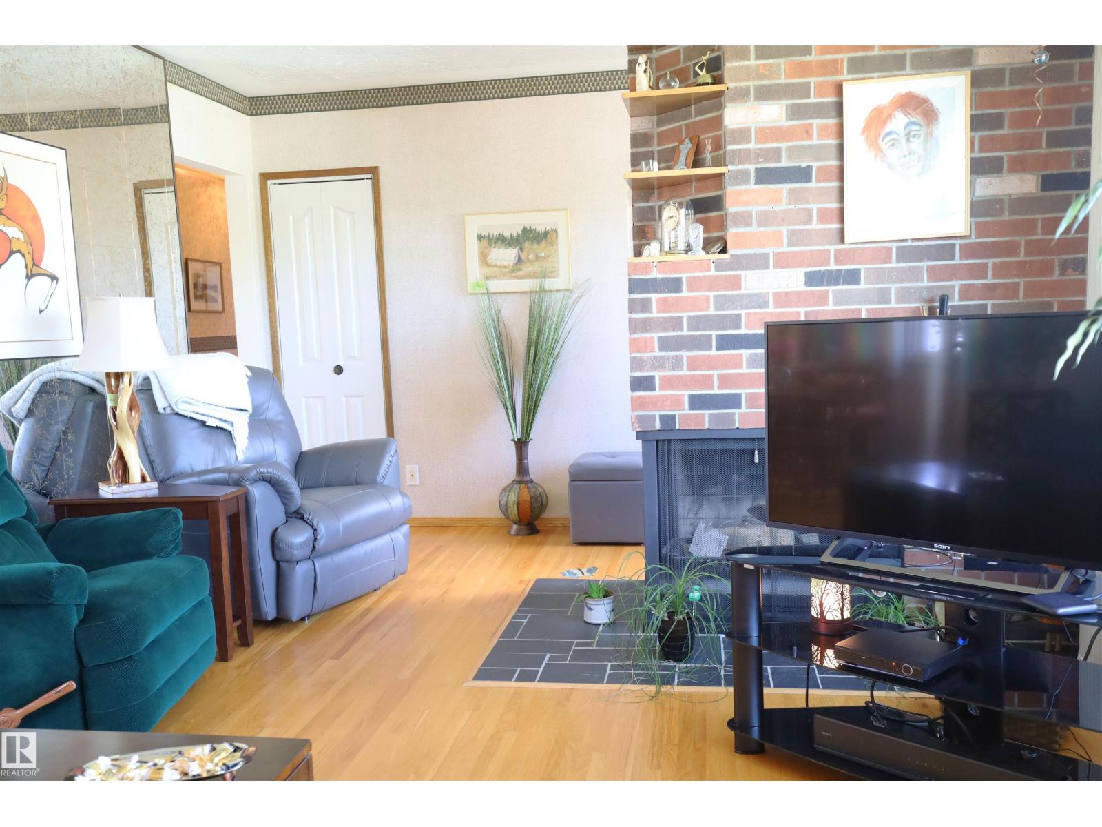 10715 132 AV NW - 33