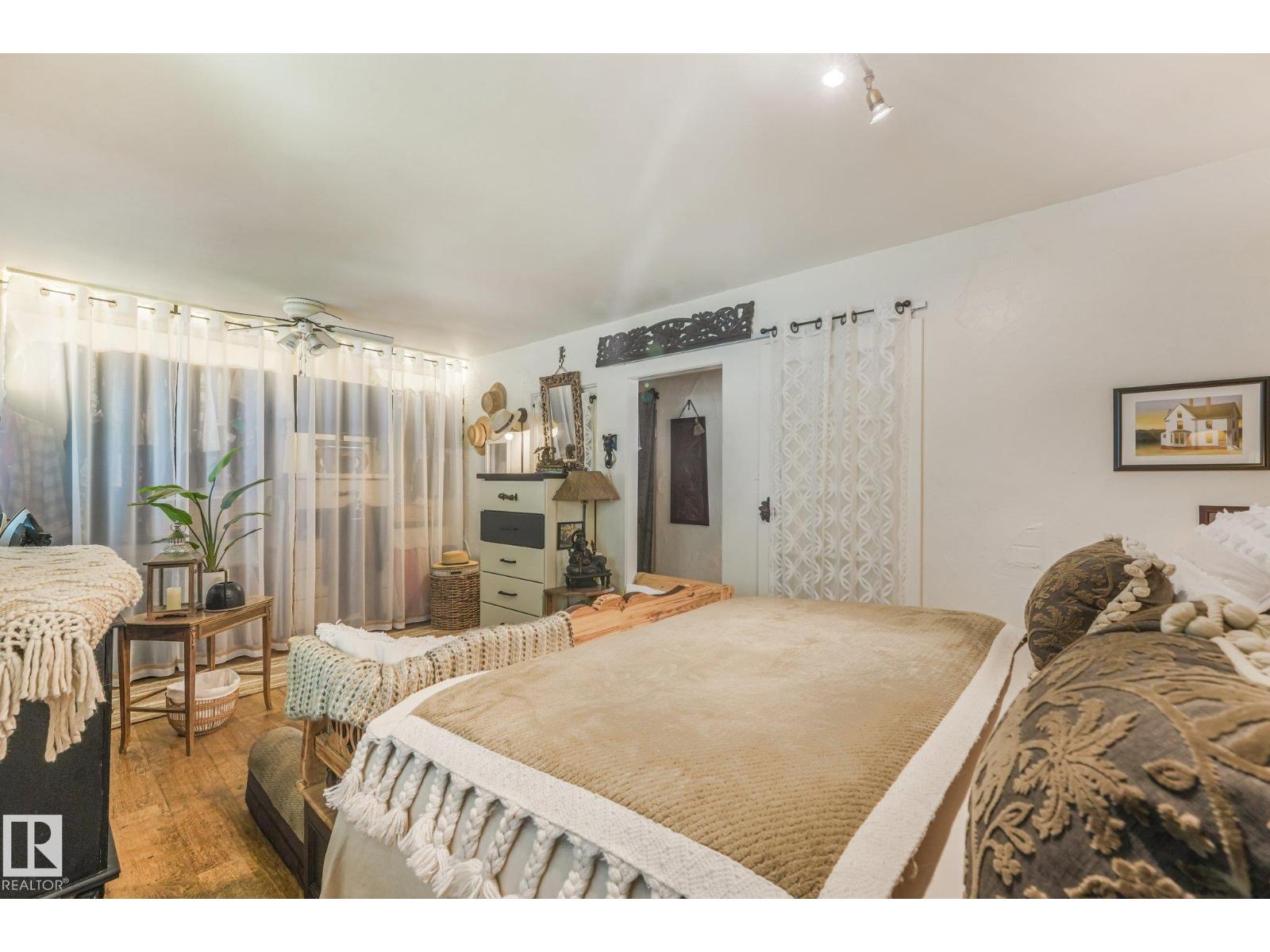 11836 135 ST NW - 28