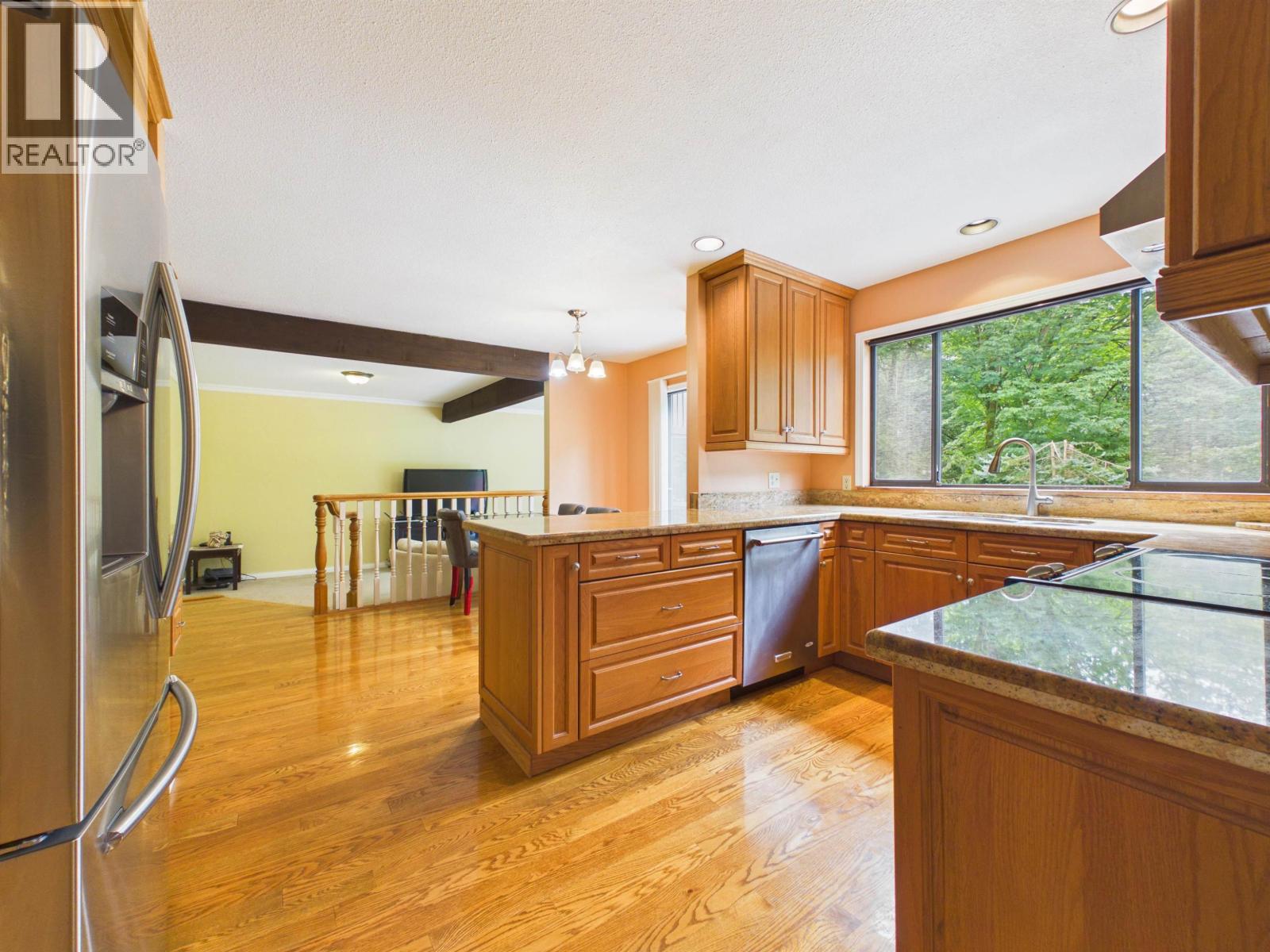 7 Bed, 4 Bath House for Sale in Burnaby – 8232 BRYNLOR DRIVE, Burnaby – MLS# R3148237 - Image 10