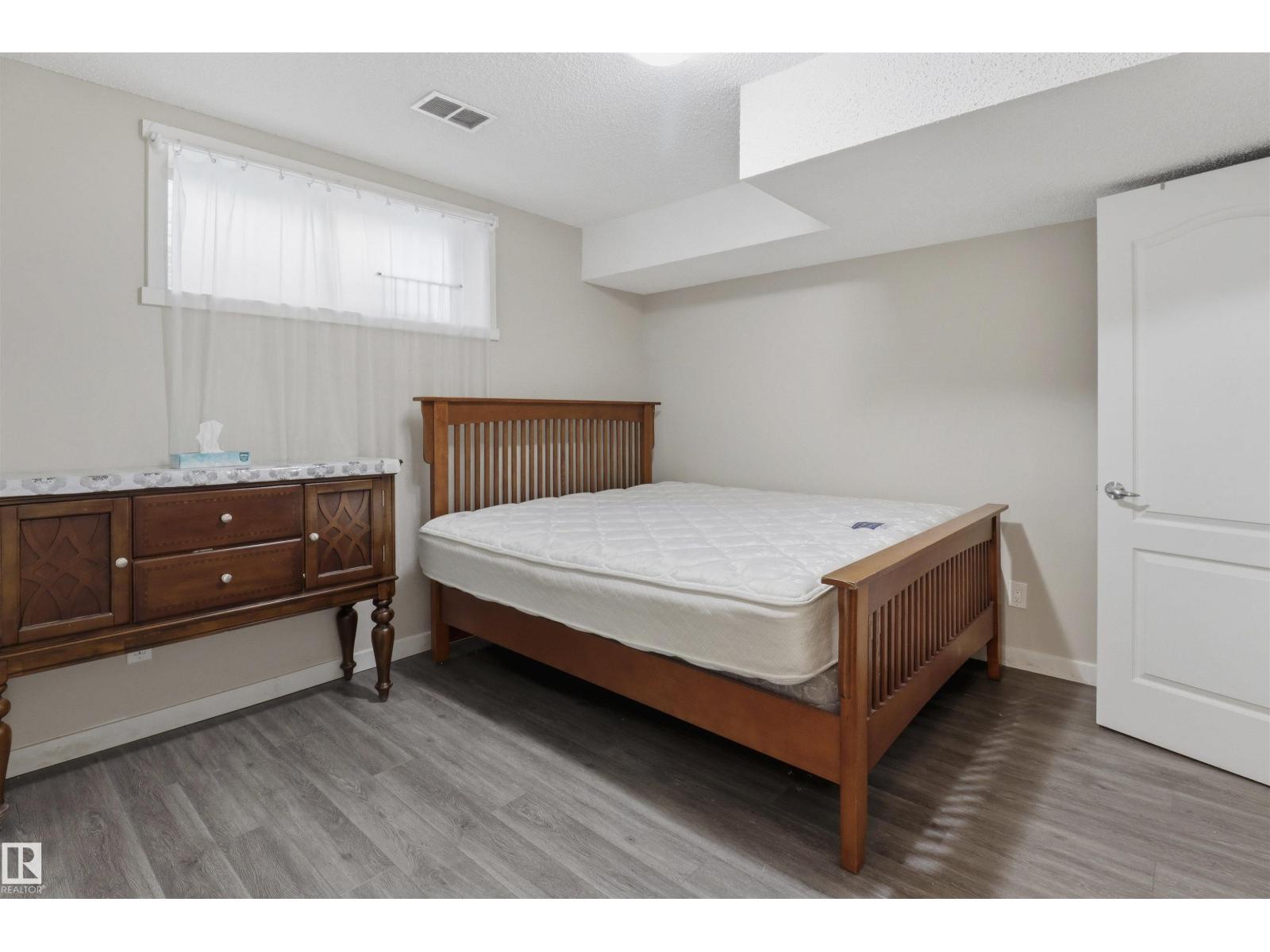 1528 35 AV NW NW - 28