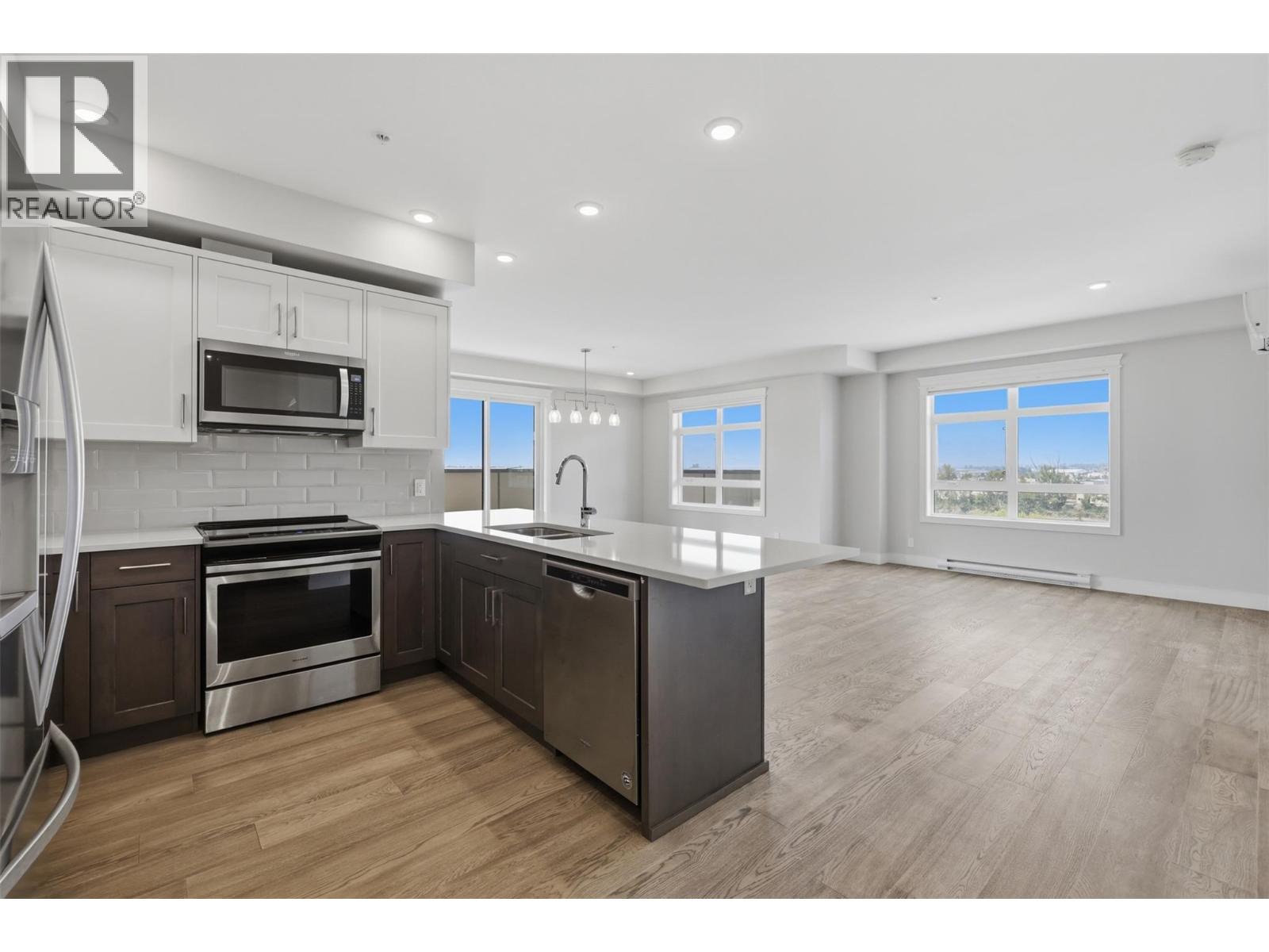 #401 568 LORNE Street - 3