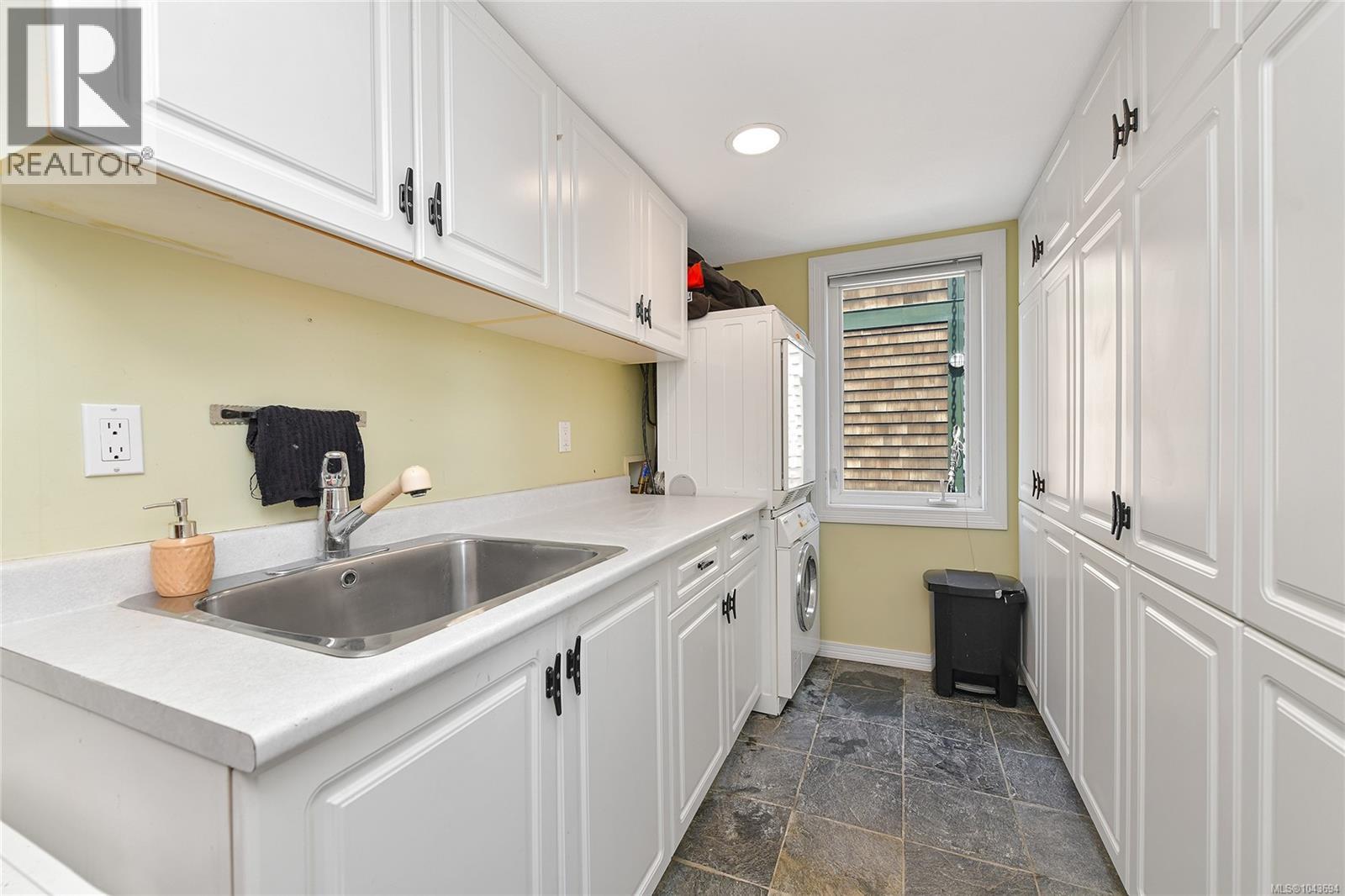 #27 453 Head St - 25