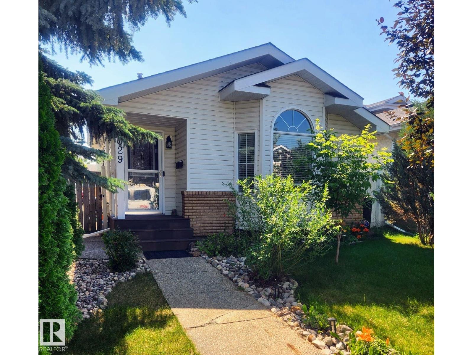 8029 17A AV NW - 1