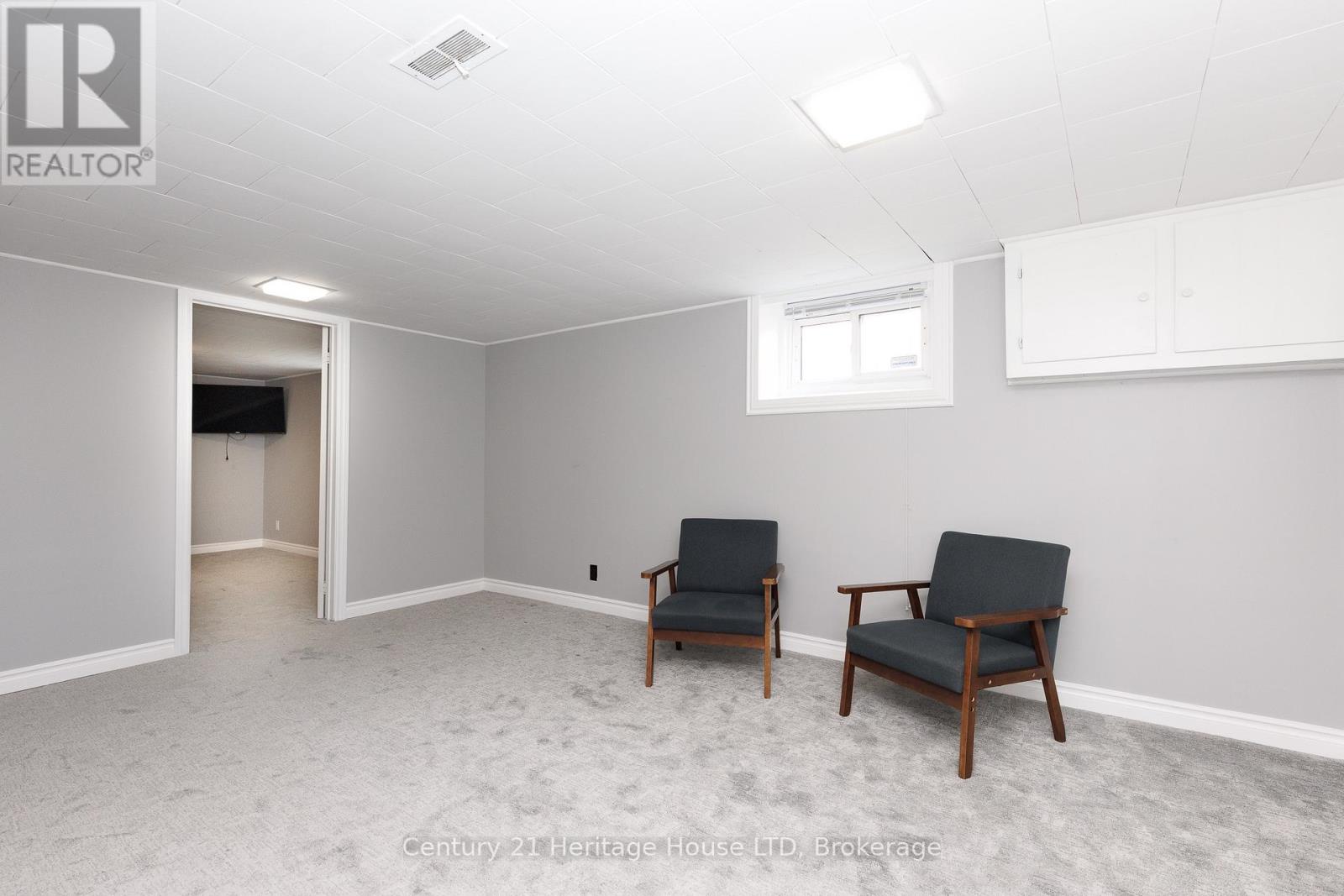 6477 BARKER STREET - 25