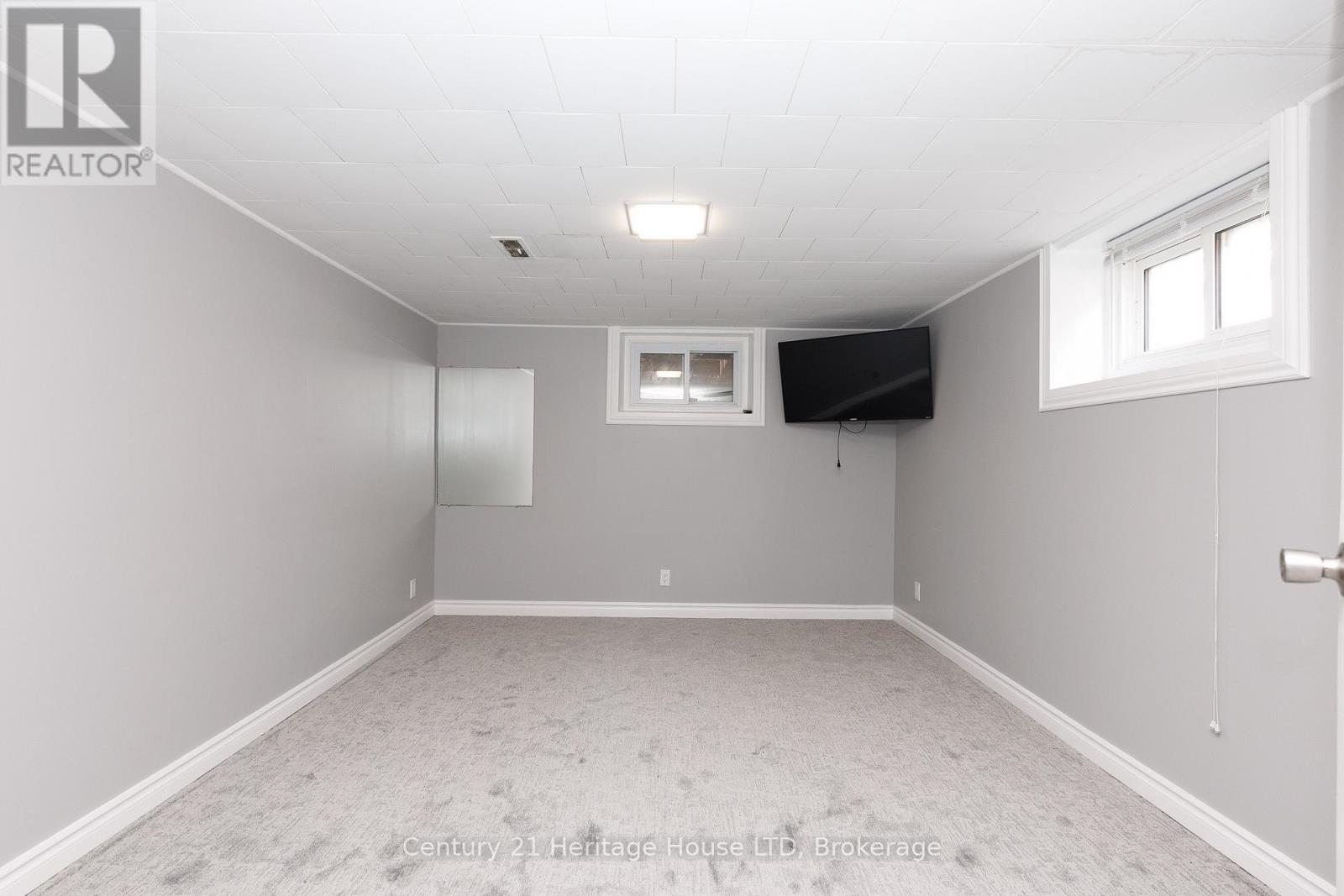 6477 BARKER STREET - 27
