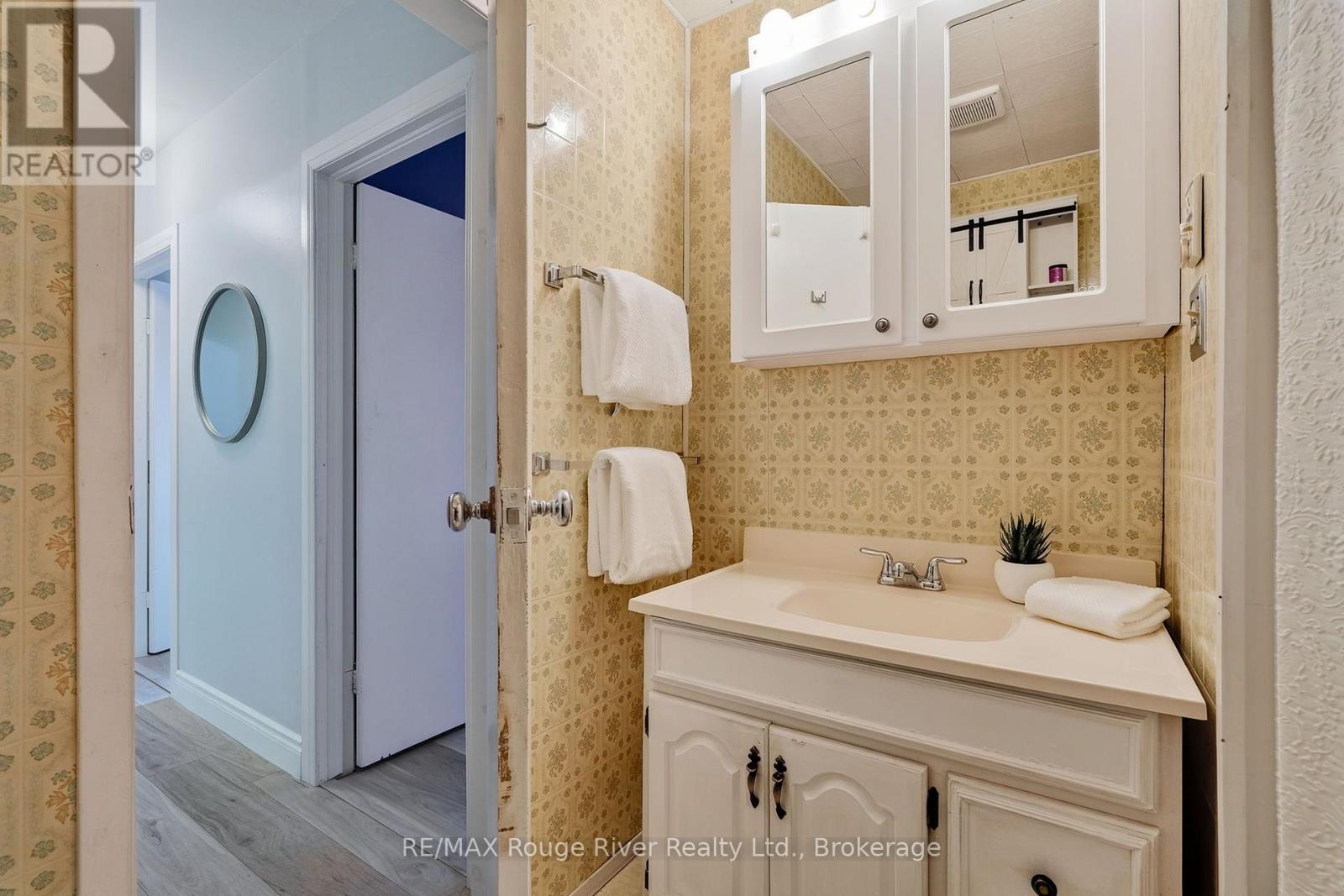 100 KING STREET E - 32