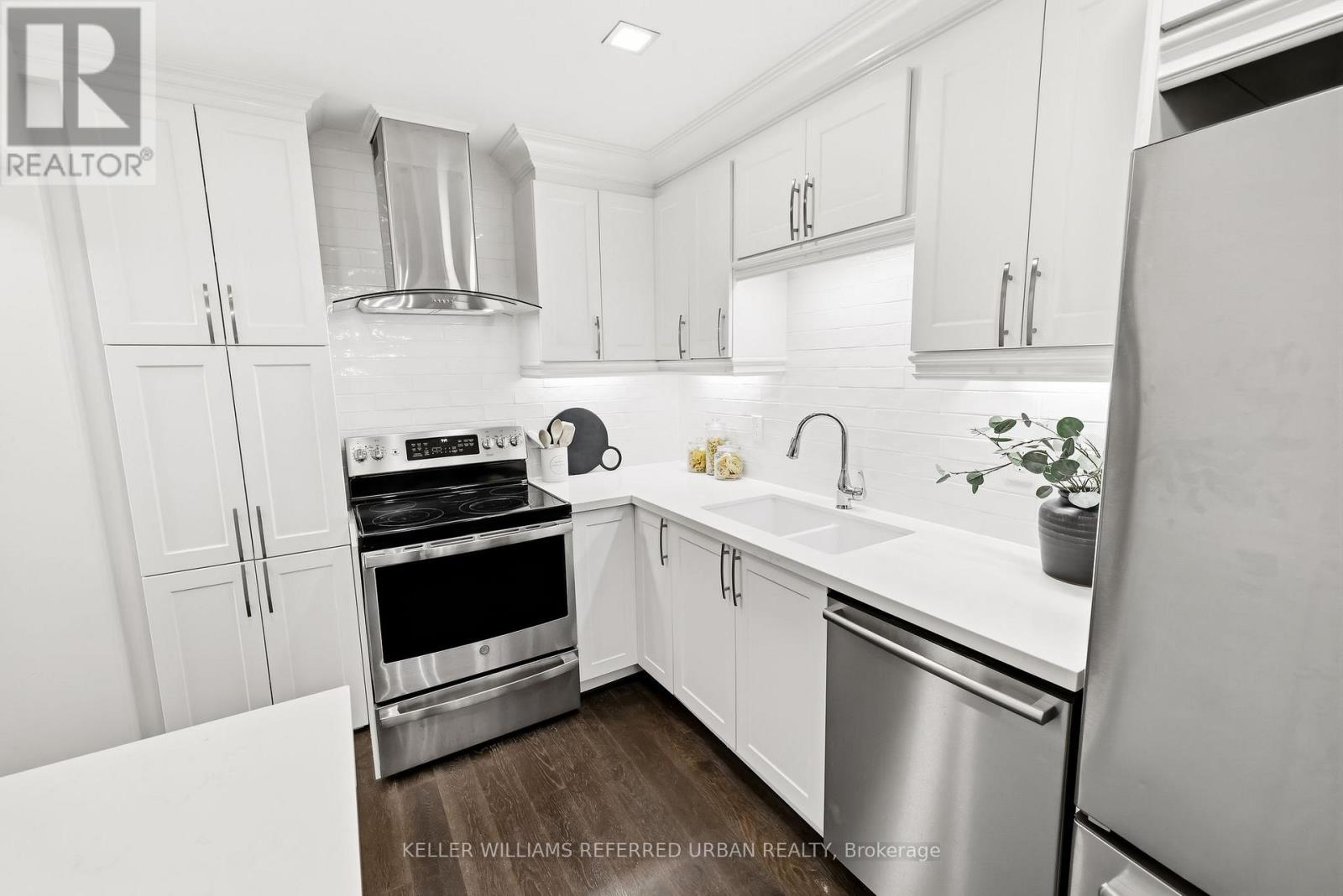 #25 10 BASSETT BOULEVARD - Image 16