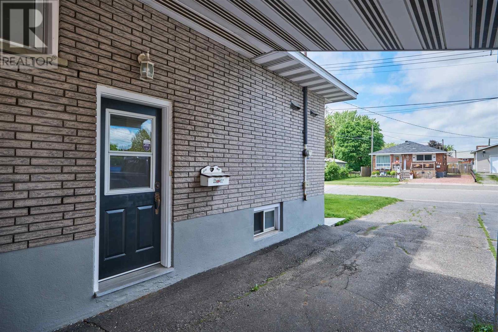 552 Sherbourne ST - 3