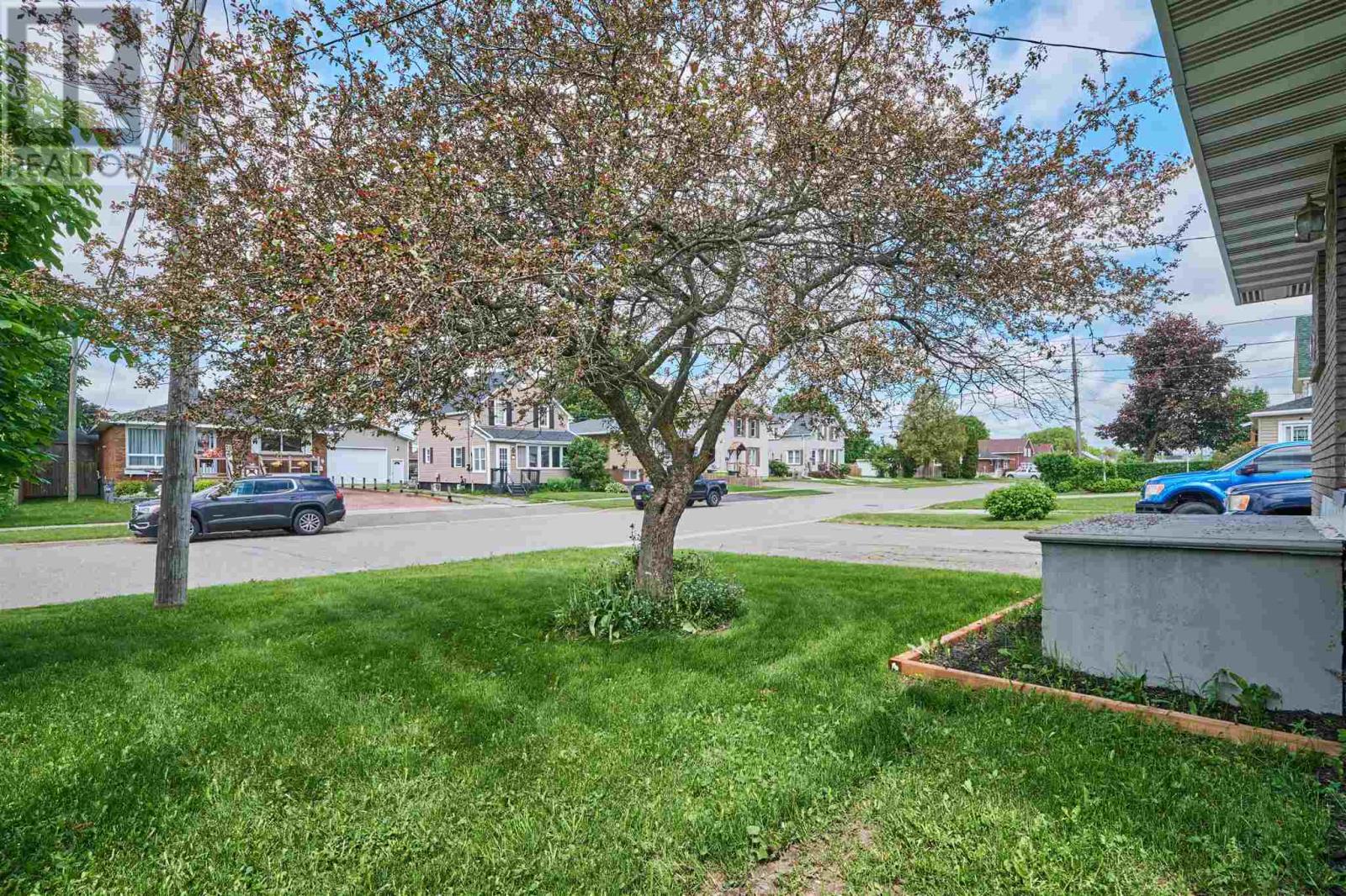 552 Sherbourne ST - 5