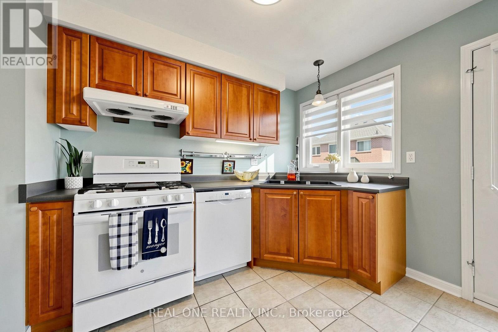 74 TROJAN CRESCENT - 21