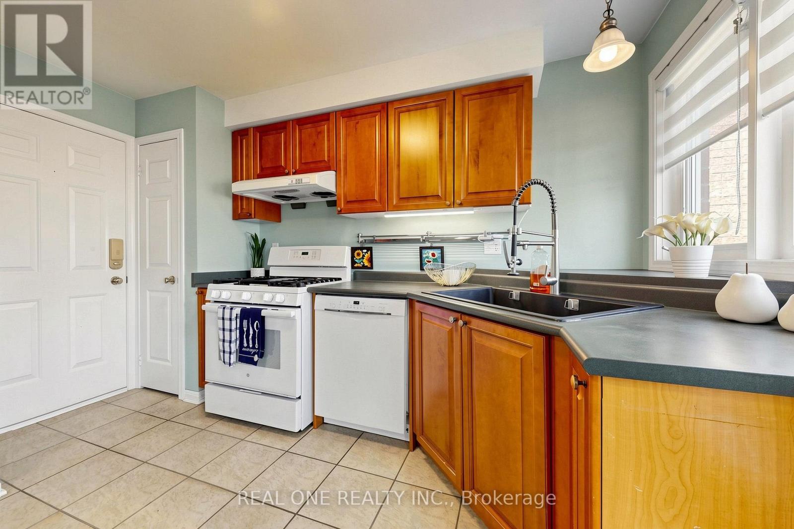 74 TROJAN CRESCENT - 22