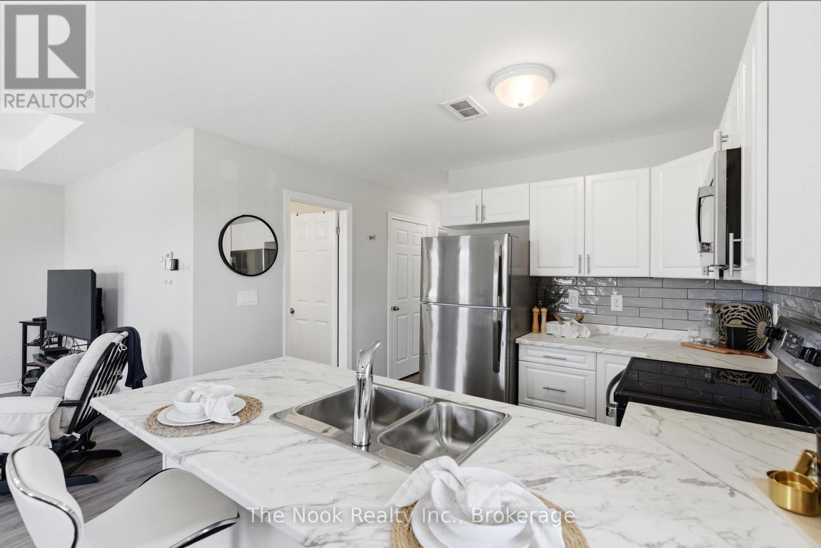 #506 470 LONSBERRY DRIVE - 8