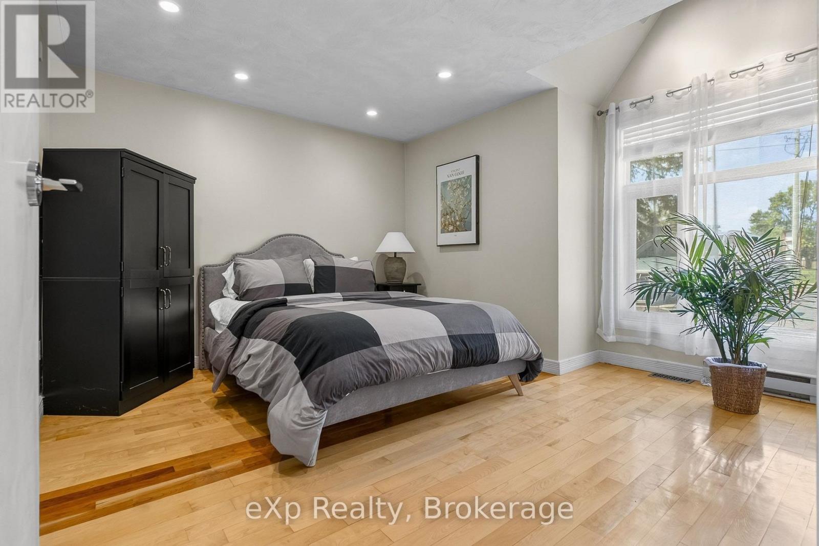 263 LAURIER STREET W - 13