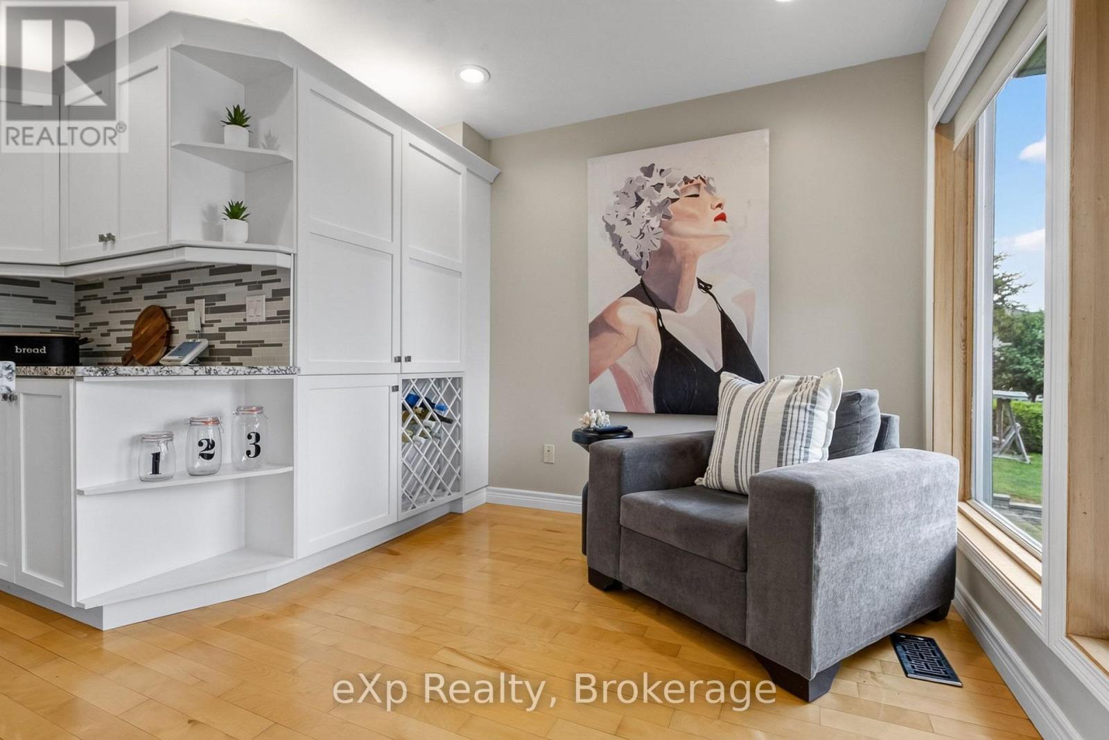 263 LAURIER STREET W - 9