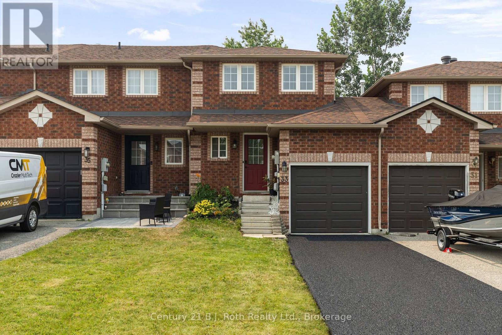 33 COURTNEY CRESCENT - 1