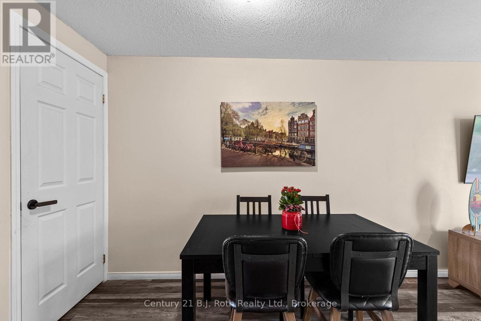 33 COURTNEY CRESCENT - 10