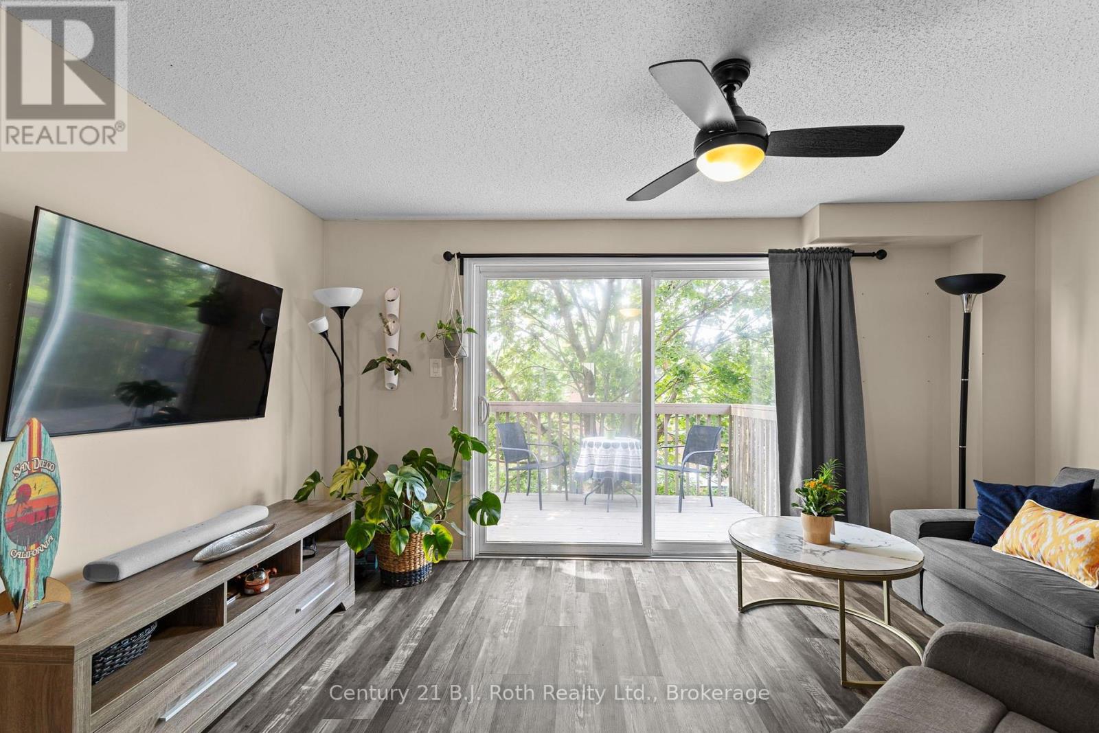 33 COURTNEY CRESCENT - 11