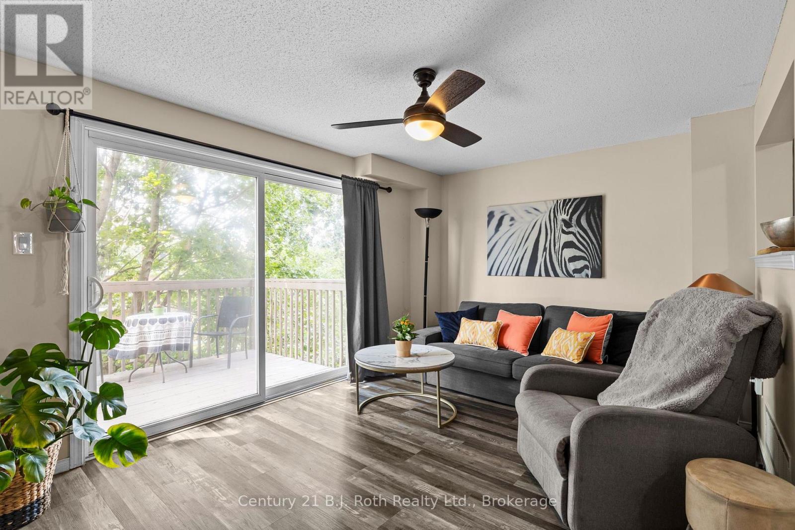 33 COURTNEY CRESCENT - 12