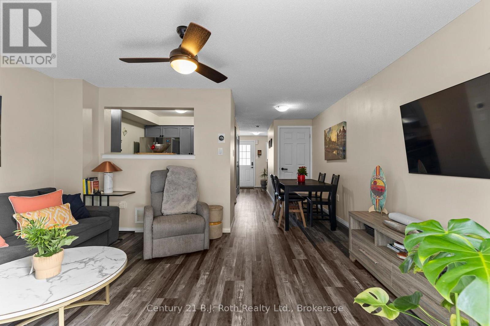 33 COURTNEY CRESCENT - 14
