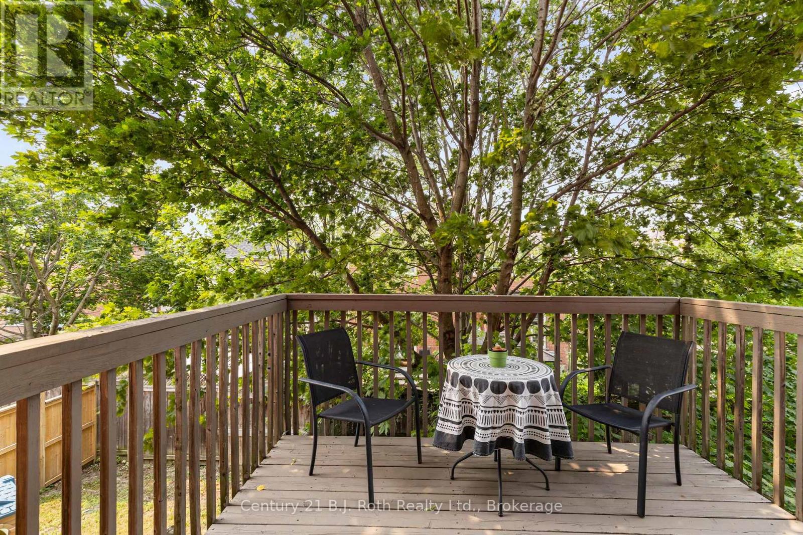 33 COURTNEY CRESCENT - 15