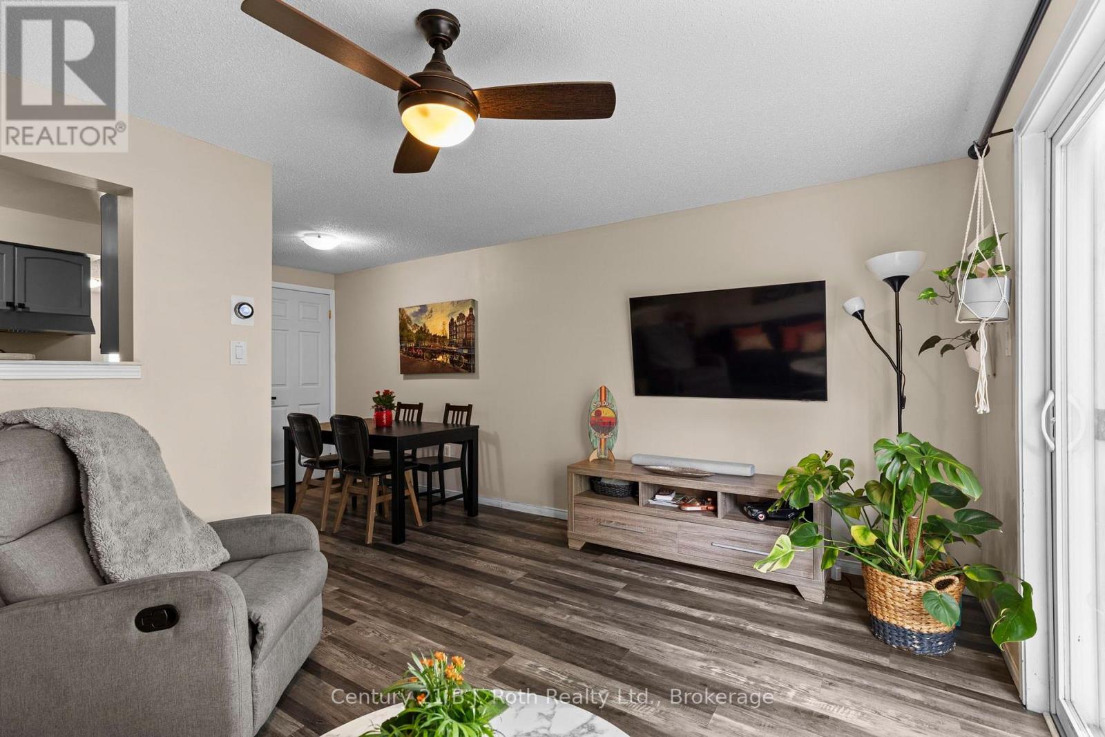 33 COURTNEY CRESCENT - 16